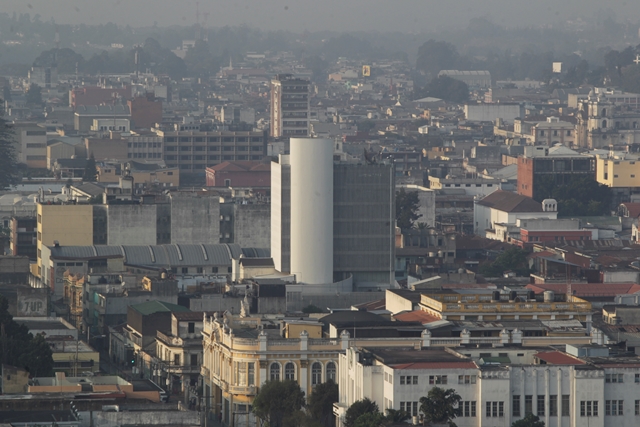 Según el estudio de la Organización Mundial de la Salud, la ciudad capital tiene 41 microgramos de contaminación del aire. (Foto Prensa Libre: Hemeroteca)