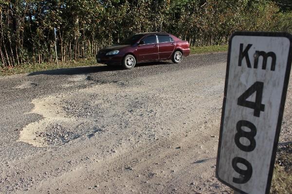 Gran cantidad de baches hay en varios tramos de la ruta entre Santa Elena y Melchor de Mencos.
