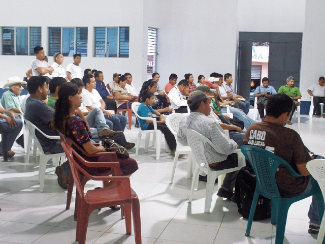 Integrantes de la sociedad civil de Ixcán, Quiché, se reúnen para rechazar el aumento al salario y dietas del alcalde y miembros del Concejo. (Foto Prensa Libre: Óscar Figueroa)