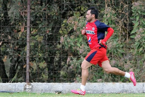 Al final de la práctica, Carlos Ruiz corrió por las bandas y   mostró mucho sacrificio, con el afán de mejorar su estado físico. (Foto Prensa Libre: Romeo Ríos)