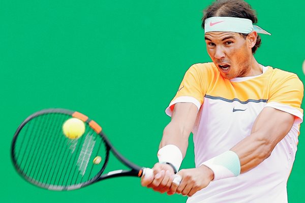 El tenista español Rafael Nadal devuelve una bola al francés Lucas Pouille durante el partido de segunda ronda del torneo de Montecarlo. (Foto Prensa Libre: EFE).
