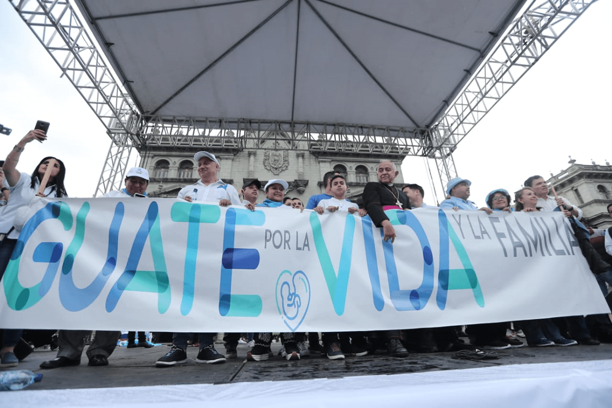 Organizadores ofrecen un mensaje en la Plaza de la Constitución, frente al Palacio Nacional de la Cultura. (Foto Prensa Libre: Juan Diego González)