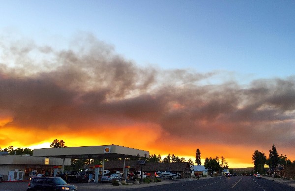 Un incendio forestal amenaza a las comunidades del área Mostrar, Arizona.(Foto Prensa Libre: AP).