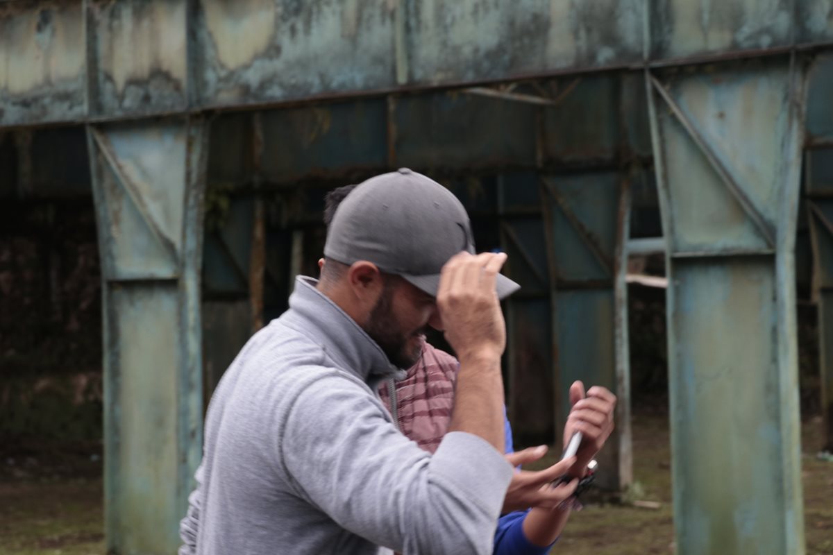 El defensa Erwin Morales ingresa a la reunión con el vicepresidente del equipo. (Foto Prensa Libre: Eduardo Sam)