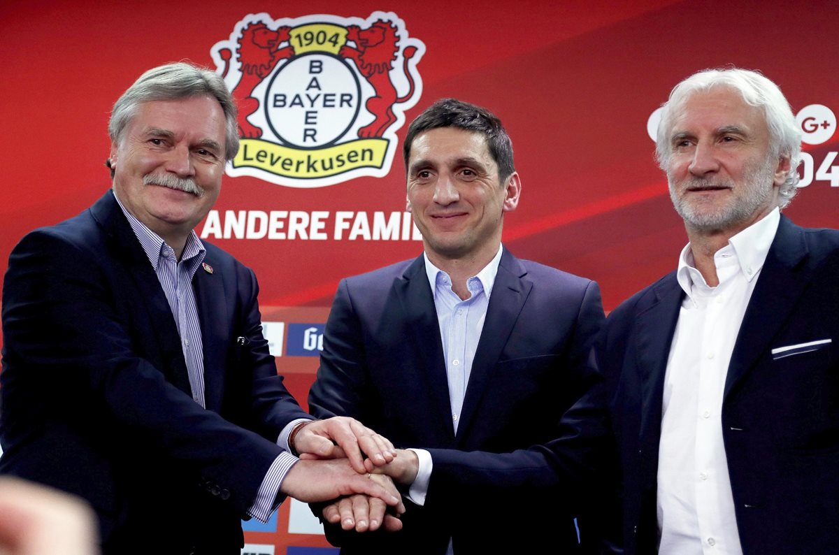 El Bayer Leverkusen, en dificultades en la liga alemana, designó este lunes a Tayfun Korkut como nuevo entrenador hasta final de temporada. (Foto Prensa Libre: AFP)