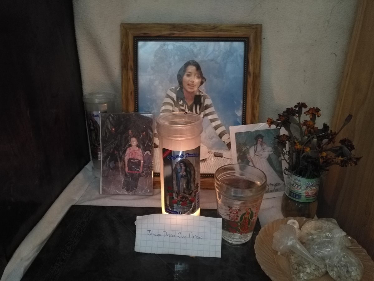 Familiares de Cuy Matzar crearon un altar en momoria de la menor a quien recuerdan como una niña alegre, amigable y cariñosa. (Foto Prensa Libre: Ángel Julajuj)