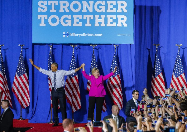 La aspirante demócrata a la Casa Blanca, Hillary Clinton (c), junto a Barack Obama en Charlotte. (Foto Prensa Libre:EFE).
