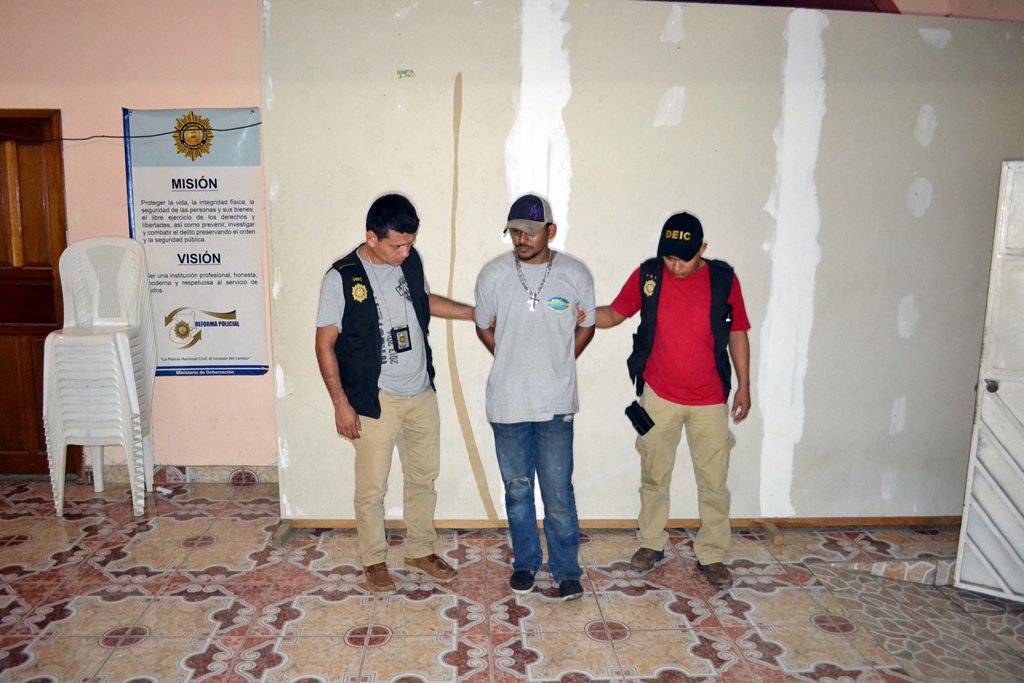 Marvin Adelaido González presunto delincuente capturado en Puerto Barrios, Izabal. (Foto Prensa Libre: Edwin Perdomo).
