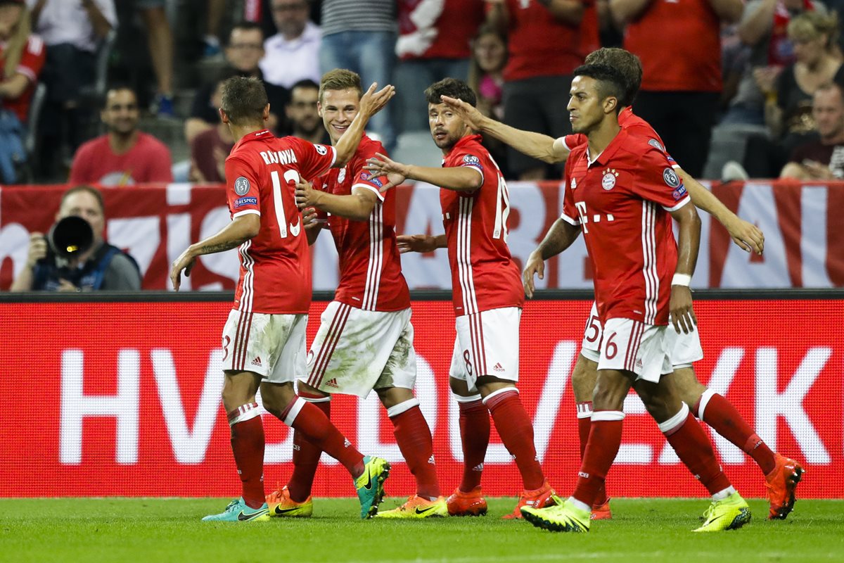 Joshua Kimmich es felicitado por sus compañeros luego de anotar en dos oportunidades frente al Rostov. (Foto Prensa Libre: AFP)