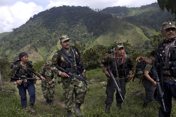 Juan Pablo (centro), comandante del  frente 36 de las Farc, camina junto a sus comandantes en Antioquía, Colombia. (Foto Prensa Libre: AP)