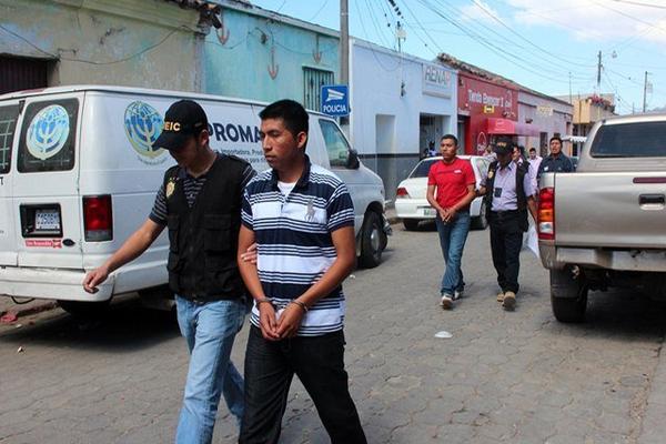 Agentes de la Deic llevan a la cárcel de Jalapa a los tres  hermanos sindicados de violación. (Foto Prensa Libre: Hugo Oliva)  <br _mce_bogus="1"/>
