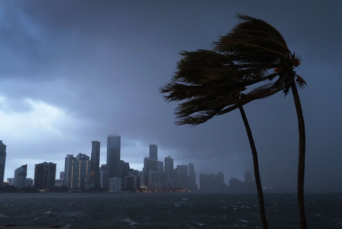 Así lucía el Downtown de Miami con la llegada de los primeros efectos del Huracán Irma. (Foto Prensa Libre: AFP)