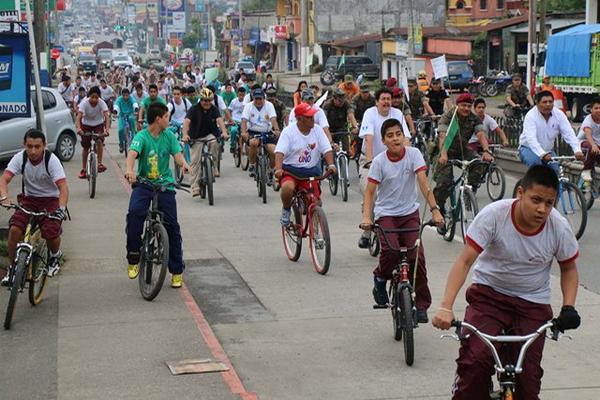 Estudiantes y representantes de diversas instituciones participan en la caravana efectuada en Cobán con motivo del Día del Medio Ambiente. (Foto Prensa Libre: Eduardo Sam) <br _mce_bogus="1"/>