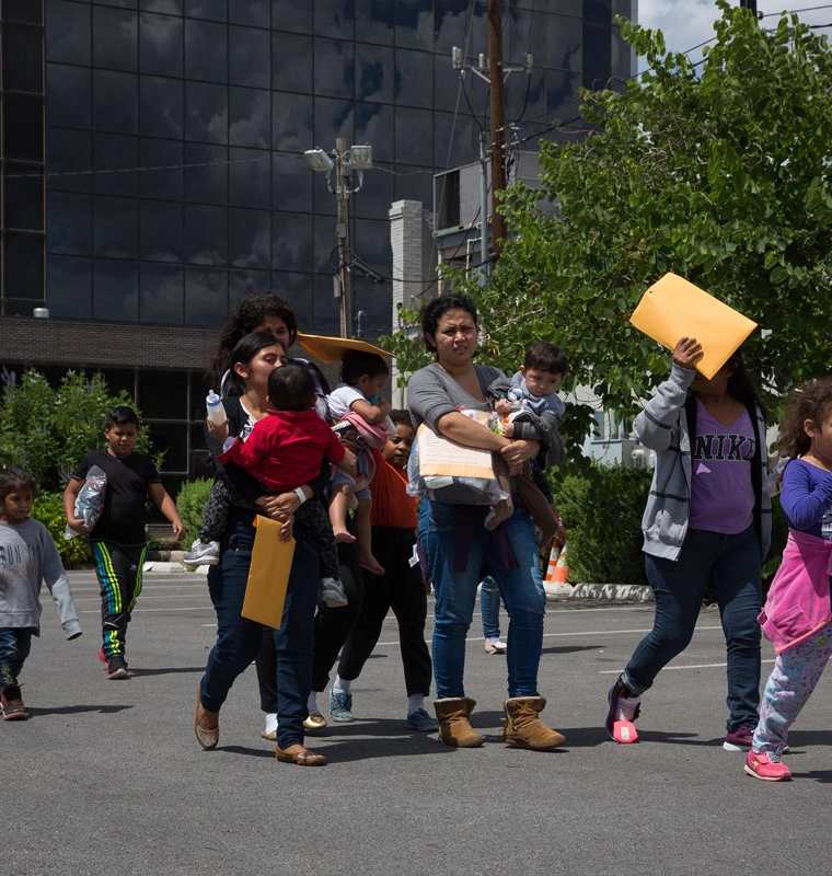 Un grupo de inmigrantes se dirigen a un centro de socorro poco después de ser liberados en McAllen, Texas. (AFP).