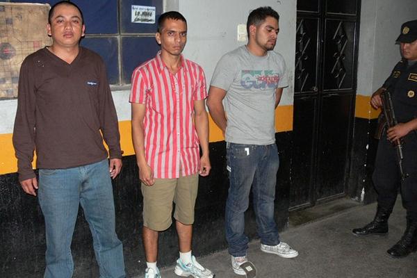 Los tres detenidos, sindicados de secuestro. (Foto Prensa Libre: Hugo Oliva).
