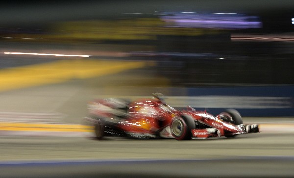 El piloto Sebastian Vettel en acción. (Foto Prensa Libre: AP)