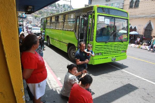Bus de la municipalidad suple falta de transporte en la colonia Maya, zona 18 (Foto Prensa Libre: E. Paredes)<br _mce_bogus="1"/>