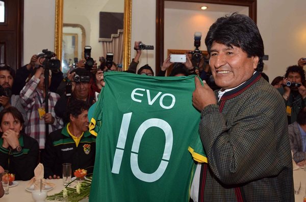 El presidente de Bolivia, Evo Morales, muestra una camiseta de la selección boliviana de futbol, con el número 10 y su nombre, que le obsequió el equipo hoy. (Foto Prensa Libre:EFE)