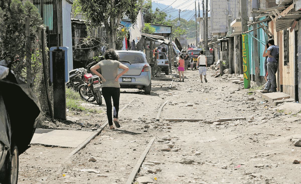 En la zona 21 se tendría que desalojar a varias familias que viven en la vía férrea. (Foto Prensa Libre: Estuardo Paredes)