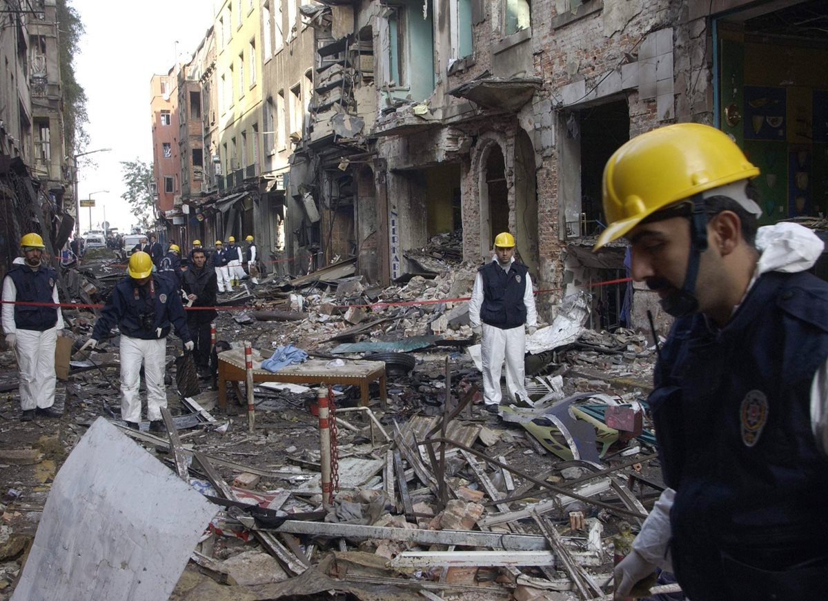 Destrucción causad por ataques con carros bomba frente a dos sinagogas en Estambul, Turquía el 15 de noviembre de 2003. (Foto: AFP)
