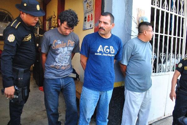 Dos de los detenidos por robo de carros