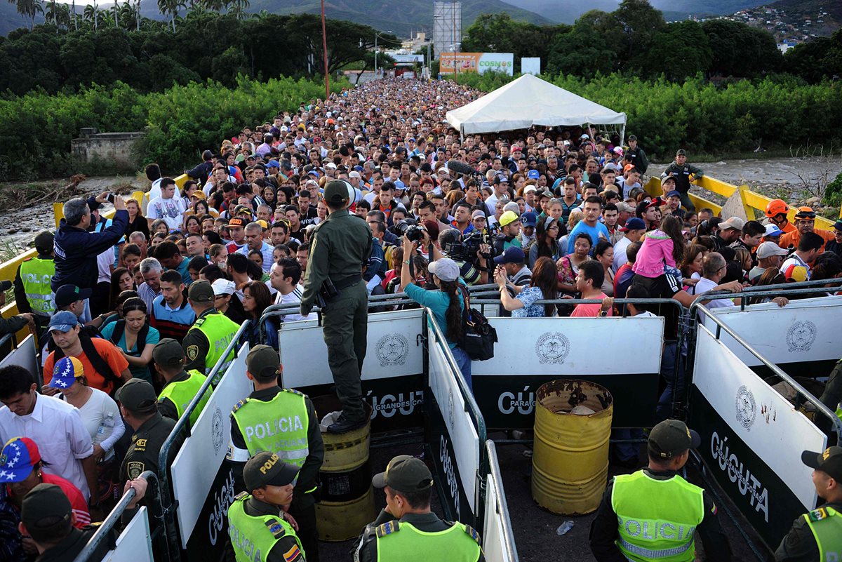 Miles de venezolanos hacen fila en la frontera con Colombia para ingresar y comprar alimentos. (Foto Prensa Libre: AFP).