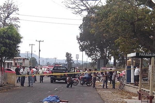 Autoridades resguardan el lugar donde quedó el cadáver del ayudante del bus atacado en la cabecera de Jalapa. (Foto Prensa Libre: Hugo Oliva) <br _mce_bogus="1"/>