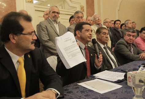 Víctor Rivera, presidente de la junta directiva de la corporación de Agentes Aduaneros, muestra la iniciativa de competitividad a la cual se oponen. (Foto Prensa Libre: Hemeroteca PL)