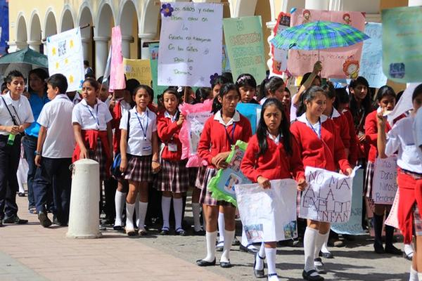 Estudiantes piden respetar derechos de los niños, en Huehuetenango. (Foto Prensa Libre: Mike Castillo)