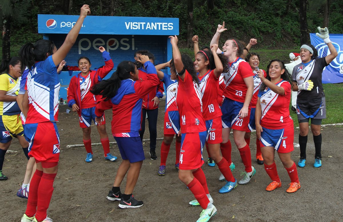 Las jugadoras de Deportivo Xela vencieron a Unifut el domingo pasado y lograron el campeonato. (Foto Prensa Libre: Norvin Mendoza)