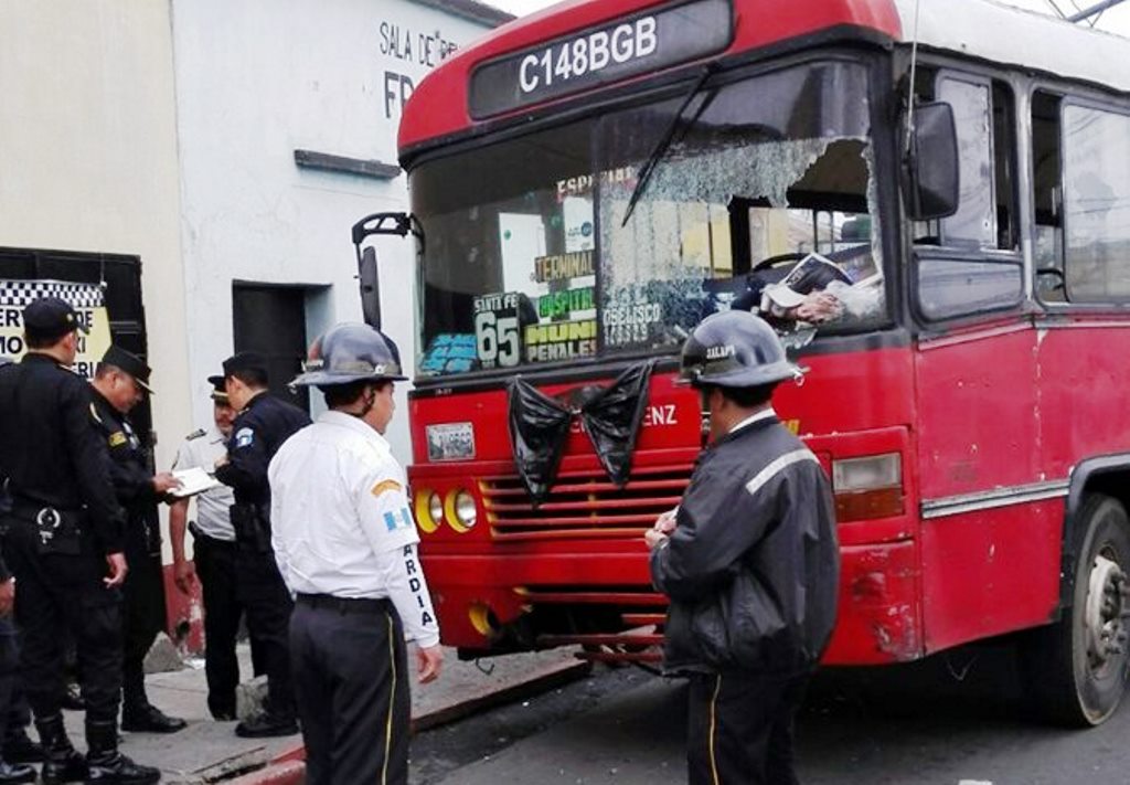 Un soldado del Ejército resultó herido en un ataque armado contra un bus urbano en la avenida Elena de la zona 1.  (Foto Prensa Libre: CBV)