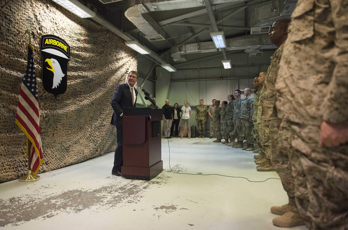 El secretario de Defensa de EE. UU., Ashton Carter, (i), habla a los soldados estadounidenses destacados en Irak. (Foto Prensa Libre: EFE).