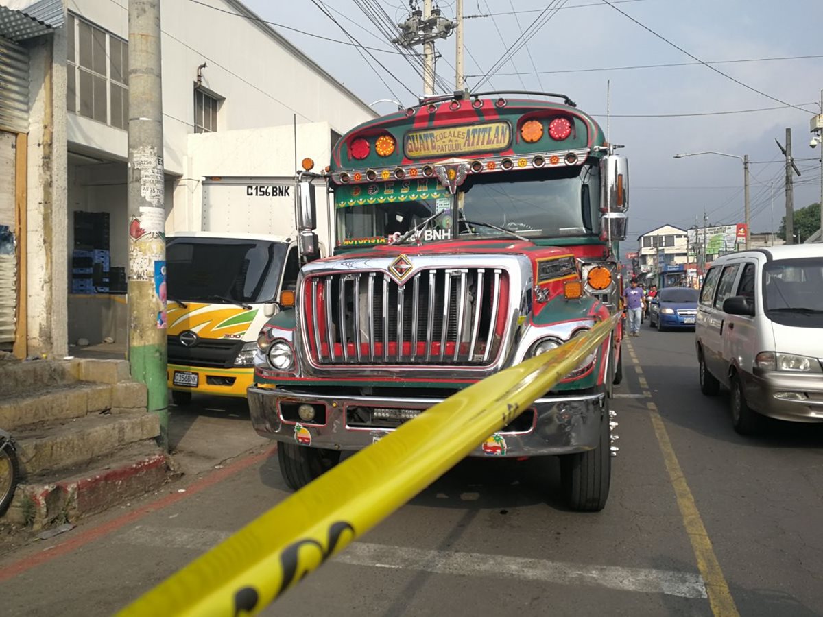 Agentes de la PNC resguardan autobús en el que murió un ayudante, en Amatitlán. (Foto Prensa Libre: Estuardo Paredes)
