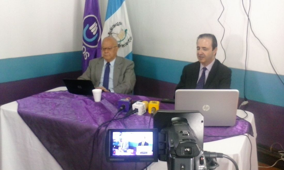Lizardo Sosa y Mario García, presentan el Plan de Gobierno del partido Todos. (Foto Prensa Libre)