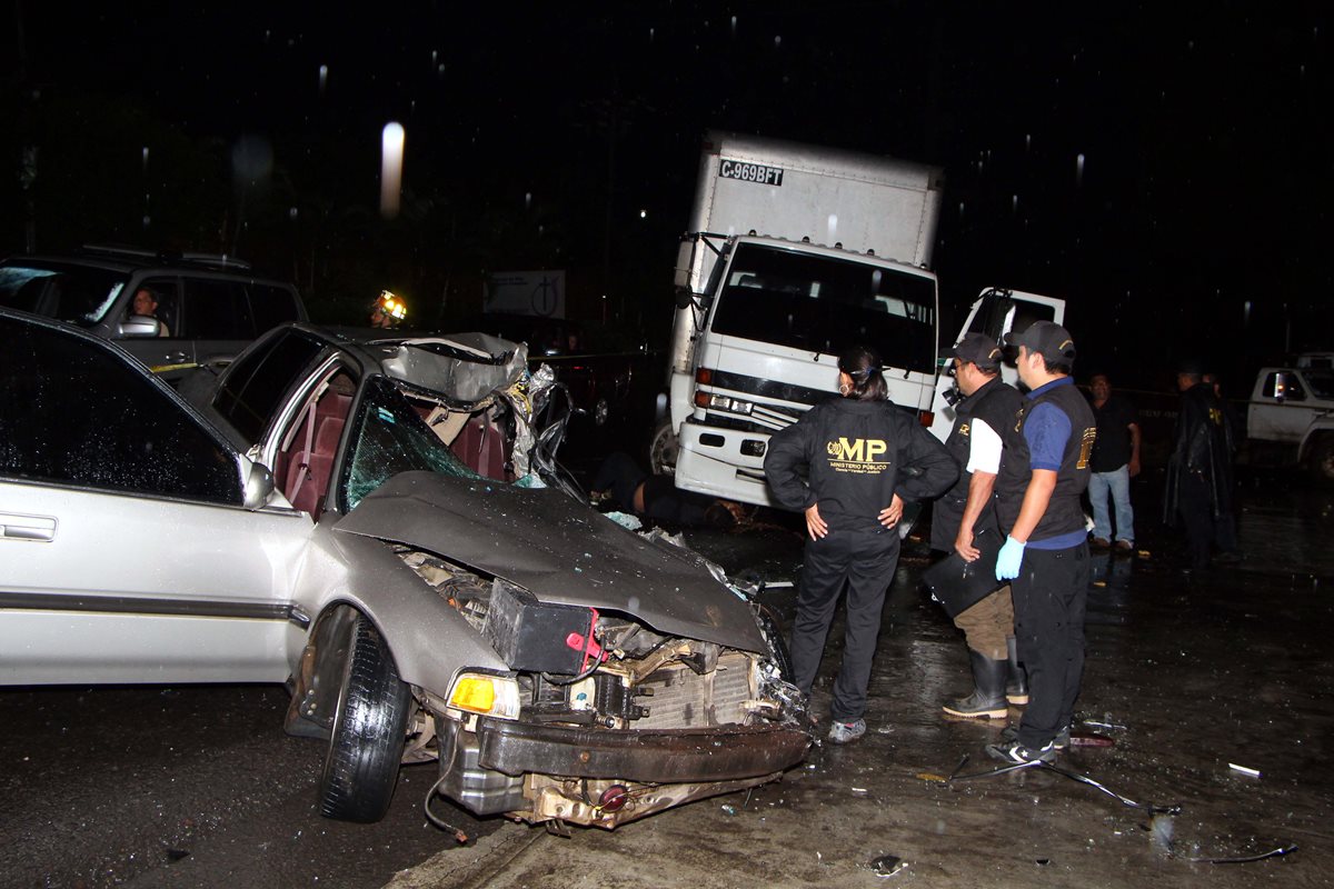 Un hombre murió y otro resultó herido en un choque entre un auto y un camión. (Foto Prensa Libre: Rolando Miranda)