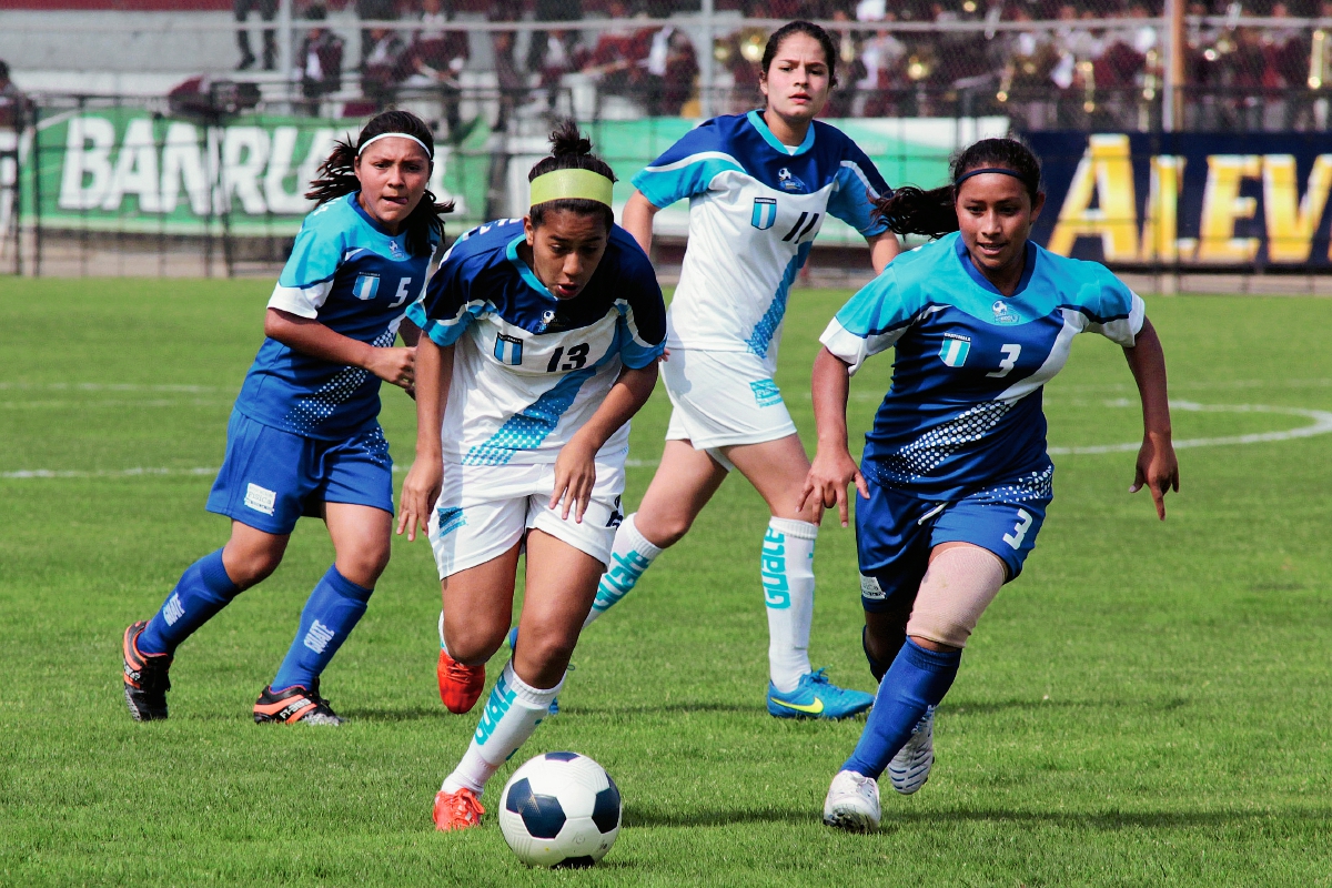 Duelo de dos equipos guatemaltecos por el pase a semifinales en la rama femenina, del Mundial Escolar. (Foto Prensa Libre: Carlos Ventura)
