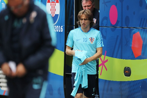 Luka Modric sufre una lesión muscular que lo tendría fuera del juego contra España. (Foto Prensa Libre: AFP).