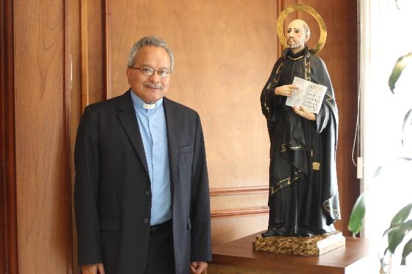Valdés, junto a San Ignacio de Loyola, fundador de los jesuitas. (Foto Prensa Libre: Esbin García)