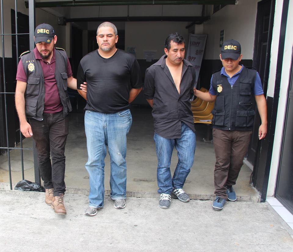 Presuntos extorsionistas son conducidos por agentes policiales. (Foto: PNC Gutemala)