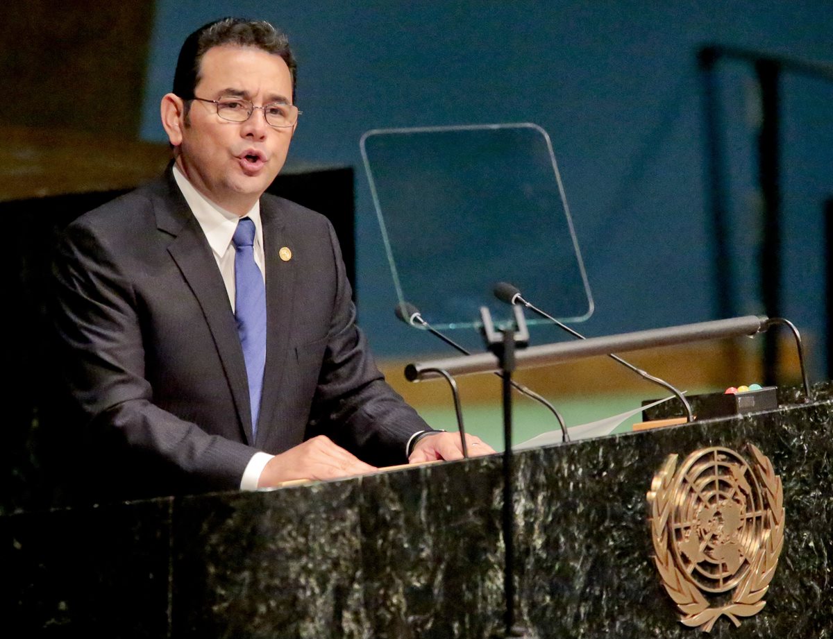 El presidente Jimmy Morales habla ante los  participantes de  asamblea extraordinaria. (Foto Prensa Libre: AFP)