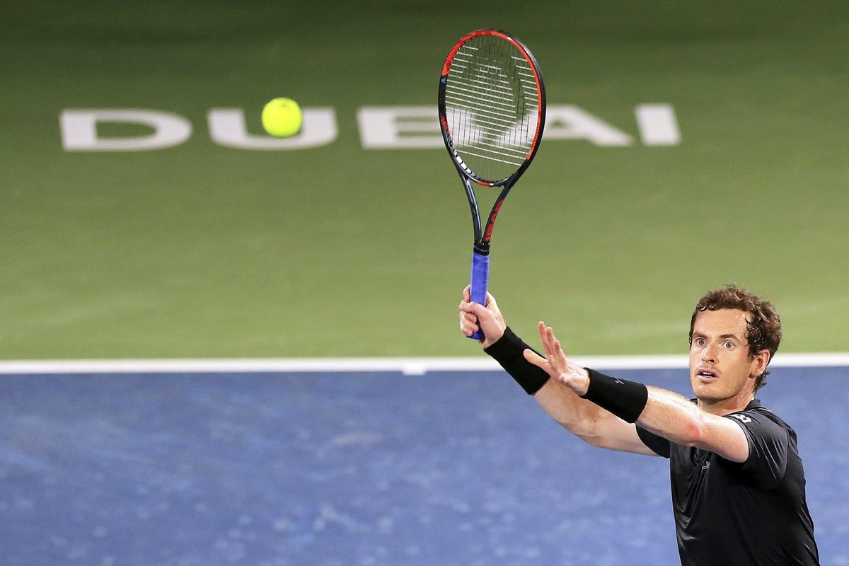 Andy Murray devuelve la pelota al tunecino Malek Jaziri durante el partido de la primera ronda del torneo de tenis de Dubai. (Foto Prensa Libre: EFE)