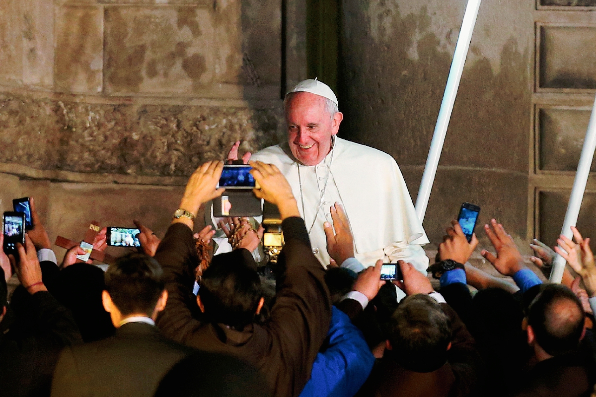 El papa Francisco Saluda a fieles durante su recorrido en Quito,Ecuador. (Foto Prensa Libre:AP)