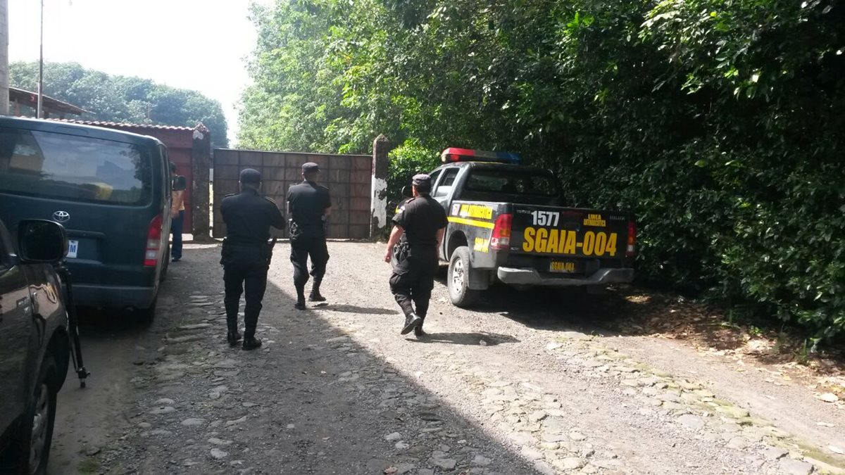 Agentes policiales allanan finca en el cantón Las Delicias, Colomba, Quetzaltenango. (Foto Prensa Libre:)
