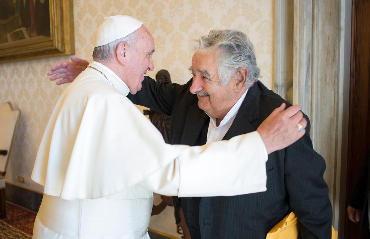El papa Francisco abraza a José Mujica durante su encuentro hoy, en el Vaticano. (Foto Prensa Libre: AFP).