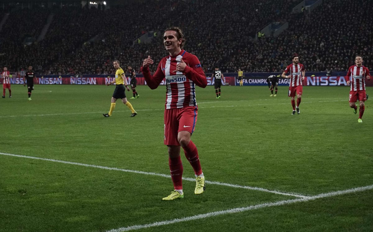 El francés Antoine Griezmann celebra después de anotar frente al Bayer Leverkusen. (Foto Prensa Libre: AFP)