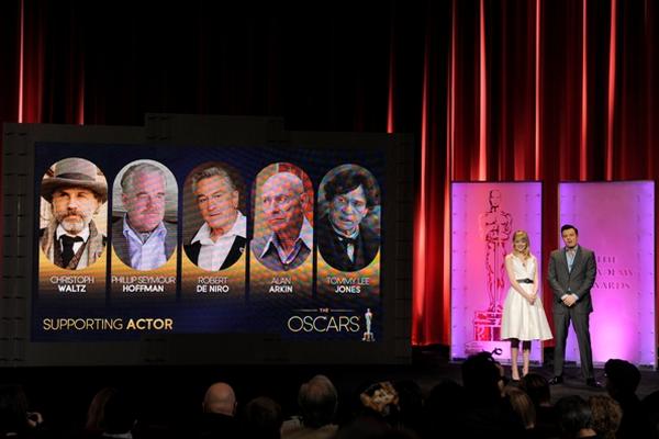 Emma Stone y Seth MacFarlane presentan las nominaciones a actor de reparto. (Foto Prensa Libre: AP)