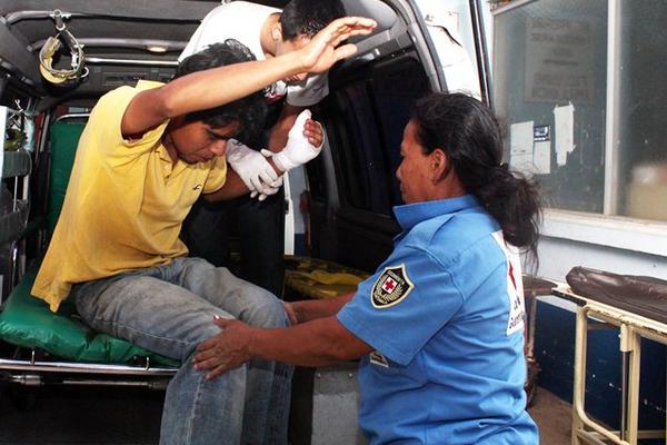 Bomberos ingresan los heridos a un hospital. (Foto Prensa Libre: Rolando Miranda)<br _mce_bogus="1"/>