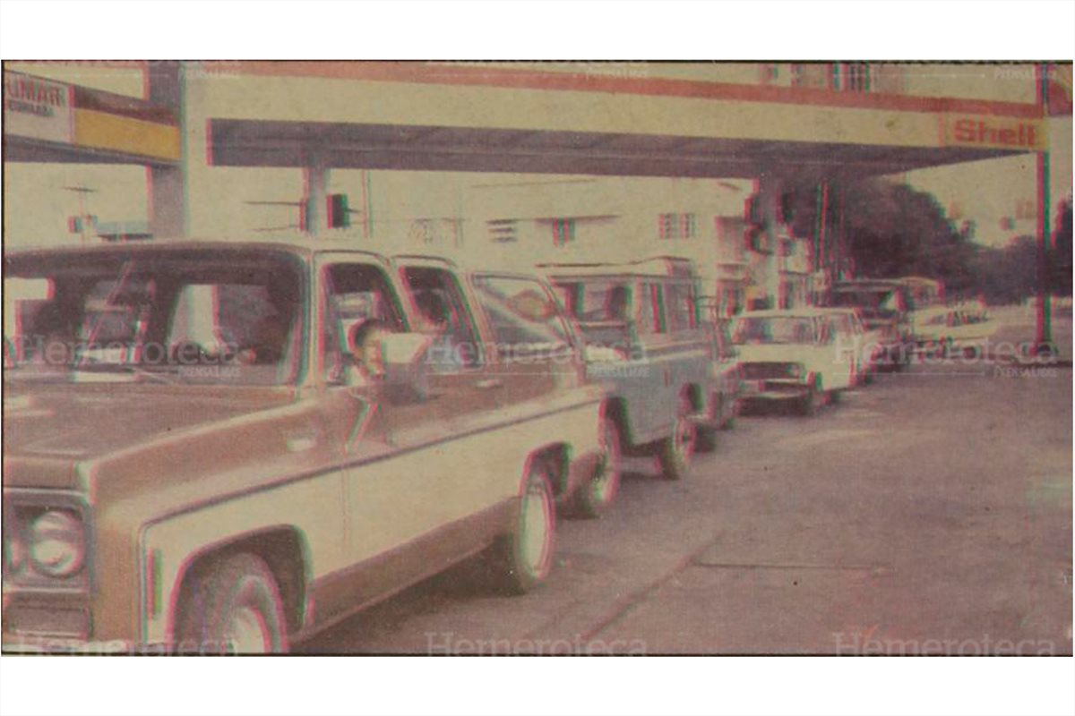 Al posible aumento del agua se sumó el aumento real a los combustibles. En la foto, colas en abril de 1990. (Foto: Hemeroteca PL)