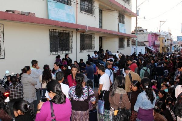 Maestros que laboraron en el renglón 021 manifestaron en Santa Cruz del Quiché para ser recontratados el próximo año. (Foto Prensa Libre: Oscar Figueroa)<br _mce_bogus="1"/>