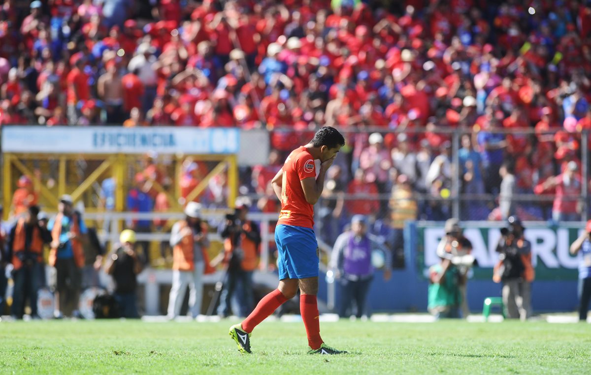 Así reaccionó Marco Rivas después de fallar el penalti frente a Antigua GFC. (Foto Prensa Libre: Francisco Sánchez)